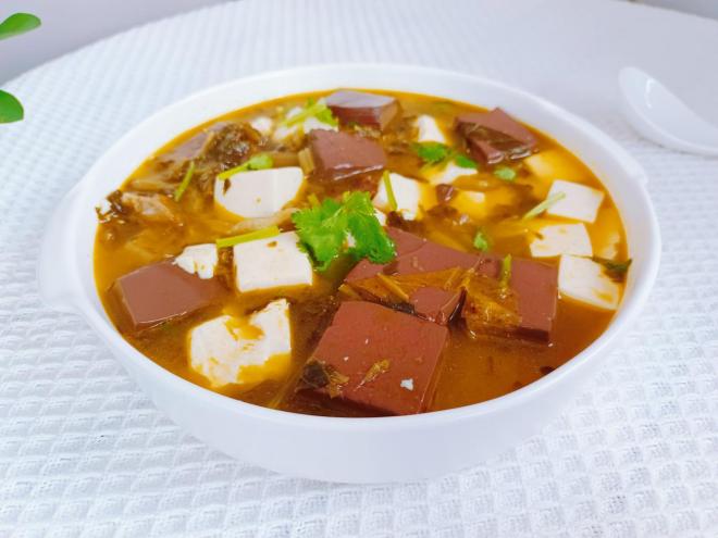 咸菜豆腐炖鸭血