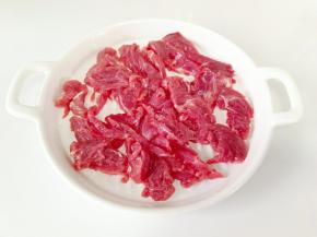 牛肉顺着纹路横着切成片