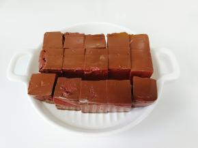 鸭血清洗干净后切成小方块