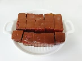 鸭血清洗干净后切成小方块