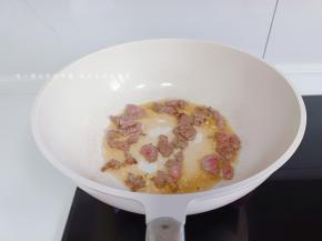 热锅凉油下牛肉翻炒