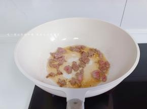 热锅凉油下牛肉翻炒