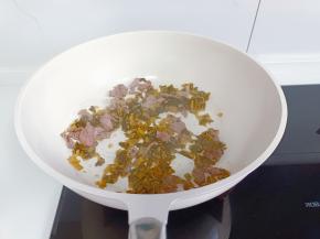 加入咸菜炒出香味