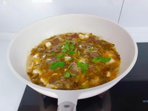 放少许鸡精，加香菜即可出锅享用！