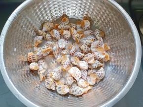 加一点点清水，两手搓花螺表面的杂质，再清水冲洗干净备用