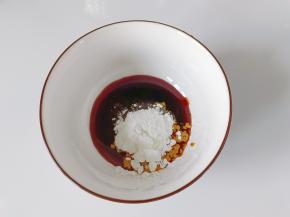 碗里放生抽一勺，盐半勺，料酒，淀粉2勺