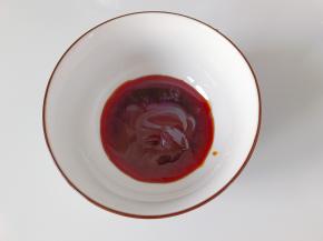 蚝油一勺，清水少许拌一下