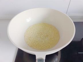 热锅凉油下蒜末炒香