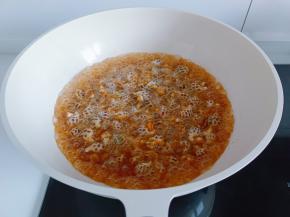 倒入调好的料汁