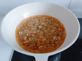 倒入调好的料汁