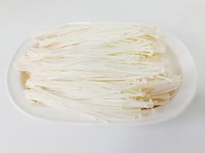 金针菇流水多清洗几遍，撕开来备用