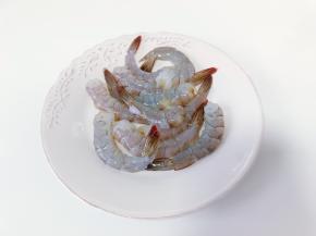 把对虾提前冷冻，剥起来非常方便，