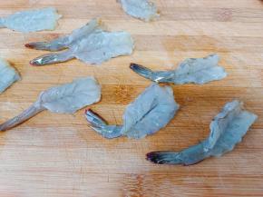 虾背划开，去除虾线，加料酒，生姜腌一下