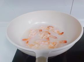 锅里水开，放虾片煮到变色捞起