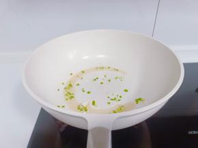 锅里重新放少许食用油，放葱花炒香