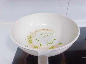 锅里重新放少许食用油，放葱花炒香
