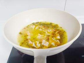 放入虾片煮一分钟