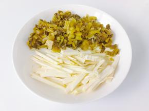准备雪菜一碟，笋切成丝