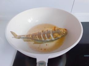 锅里多放一点油，油热放黄鱼煎到两面金黄