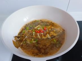 待鱼入味，加点味精，撒点葱花，爱吃辣的加点小米椒就可以吃了！