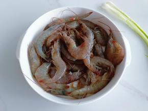 对虾提前冷冻，方便剥壳