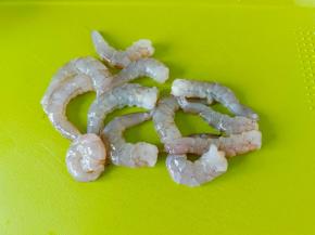 把对虾去头，再剥壳