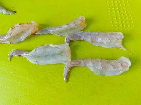 刀顺着虾背划一下，去除虾线