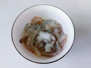 把虾放入碗里，加盐