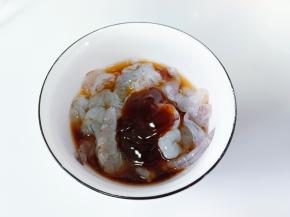 蚝油抓拌均匀，腌制一下