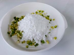 葱切小丁，加入淀粉
