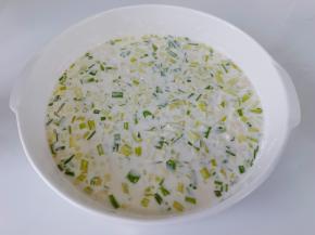 放适量的啤酒，拌到酸奶状，虾可以挂上糊就可以【啤酒当水来拌面糊，可以让炸好的虾更加脆】