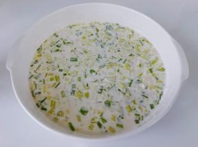 放适量的啤酒，拌到酸奶状，虾可以挂上糊就可以【啤酒当水来拌面糊，可以让炸好的虾更加脆】