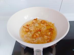 虾裹上一层面糊，锅里多放一点油，油温五成热，放虾炸