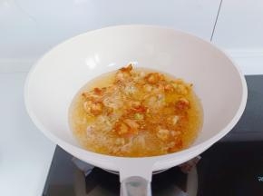 虾裹上一层面糊，锅里多放一点油，油温五成热，放虾炸