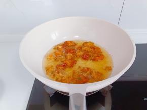 炸到虾两面金黄捞出，就可以美美哒开吃了！